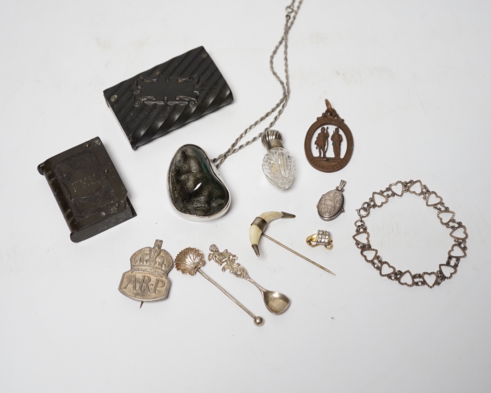 Assorted curios including phenolic vesta cases, silver condiment spoon, ARP badge, etc.